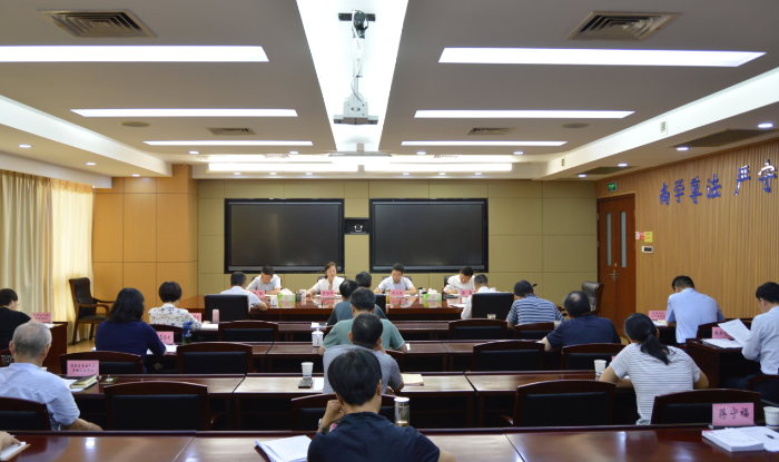 圖為安徽省藥監(jiān)局召開藥品安全專項(xiàng)整治行動(dòng)領(lǐng)導(dǎo)小組會(huì)議現(xiàn)場(chǎng)。