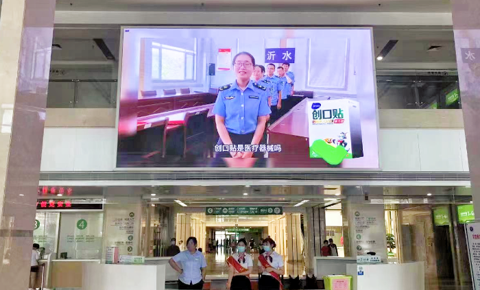 圖為宣傳活動主辦單位在一家醫(yī)院大廳屏幕上循環(huán)投放醫(yī)療器械科普視頻。