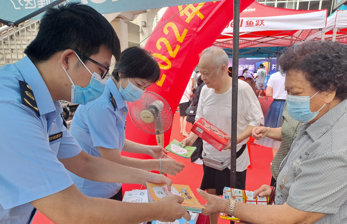 圖為南寧市市場(chǎng)監(jiān)管局執(zhí)法人員向市民發(fā)放醫(yī)療器械宣傳資料。