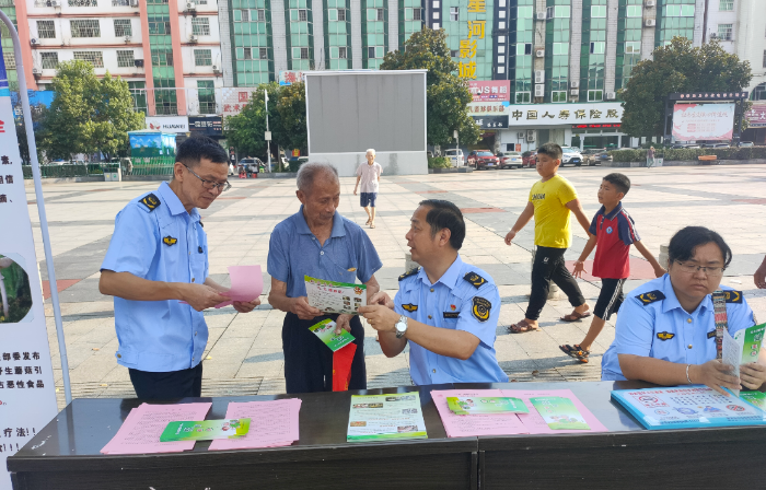 圖為主辦方向市民發(fā)放食品安全宣傳資料。
