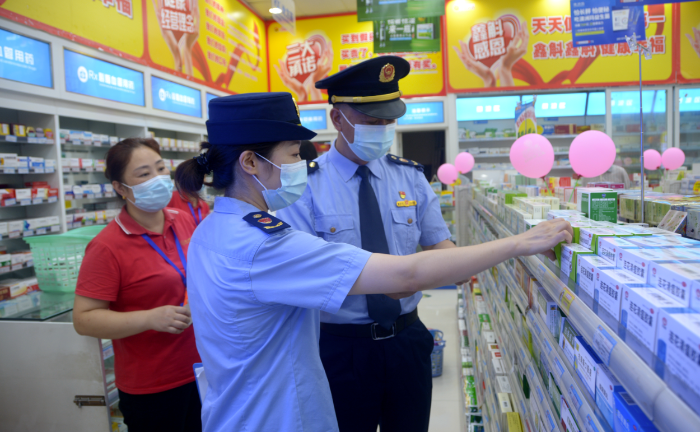 圖為涪陵區(qū)荔枝街道市場監(jiān)管所執(zhí)法人員在一家藥店檢查藥品儲存情況。