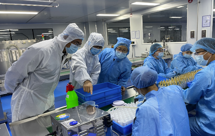 圖為第二分局檢查人員在一家化妝品生產(chǎn)企業(yè)進行檢查指導(dǎo)。