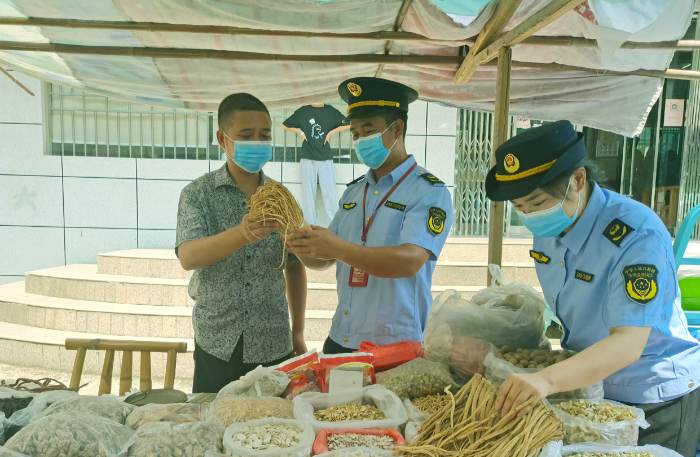 圖為8月3日，該局執(zhí)法人員在一處鄉(xiāng)鎮(zhèn)集市中藥材攤位檢查在售藥材質(zhì)量。