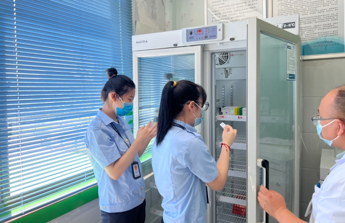 7月27日，安徽省明光市市場(chǎng)監(jiān)管局工作人員對(duì)張八嶺鎮(zhèn)衛(wèi)生院儲(chǔ)存藥品進(jìn)行檢查。