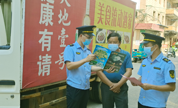 圖為8月9日，于都縣市場監(jiān)管局執(zhí)法人員在鄉(xiāng)鎮(zhèn)對流動酒家進行檢查。