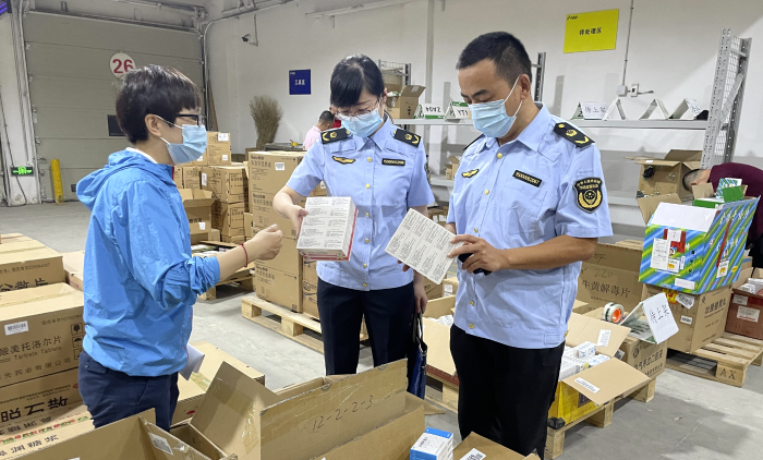 圖為山東省藥監(jiān)局執(zhí)法人員對不合格藥品庫存情況進行檢查。