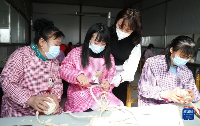 在遼寧省鞍山市臺安縣高力房鎮(zhèn)喬坨村，婦女在當?shù)孛撠毊a(chǎn)業(yè)項目支持的工藝品廠里工作（2021年3月4日攝）。新華社記者 蔡湘鑫 攝
