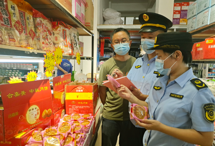 圖為8月15日，該局執(zhí)法人員在一家商超檢查月餅質(zhì)量。