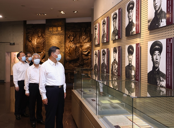 8月16日至17日，中共中央總書(shū)記、國(guó)家主席、中央軍委主席習(xí)近平在遼寧考察。這是16日下午，習(xí)近平在錦州市考察遼沈戰(zhàn)役紀(jì)念館。新華社記者 鞠鵬 攝