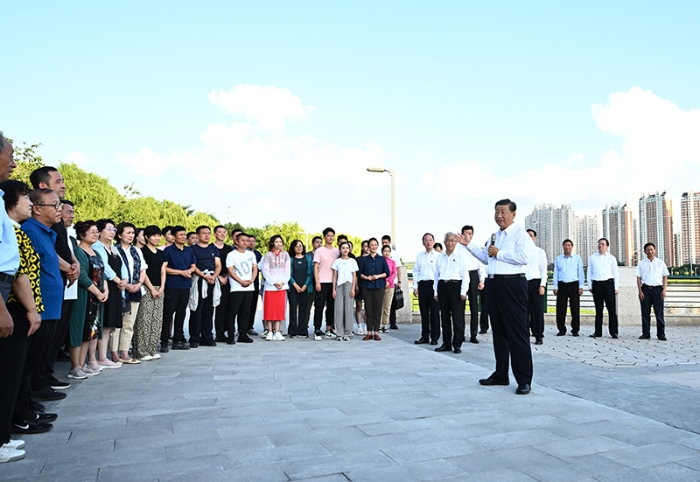 8月16日至17日，中共中央總書(shū)記、國(guó)家主席、中央軍委主席習(xí)近平在遼寧考察。這是16日下午，習(xí)近平在錦州市東湖森林公園察看小凌河沿岸生態(tài)環(huán)境時(shí)，同正在休閑、進(jìn)行文化活動(dòng)的群眾親切交流。新華社記者 燕雁 攝
