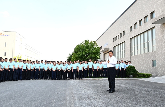 8月16日至17日，中共中央總書(shū)記、國(guó)家主席、中央軍委主席習(xí)近平在遼寧考察。這是17日下午，習(xí)近平在沈陽(yáng)新松機(jī)器人自動(dòng)化股份有限公司考察時(shí)，同企業(yè)員工代表親切交流。新華社記者 燕雁 攝