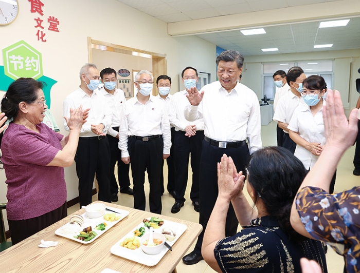 8月16日至17日，中共中央總書(shū)記、國(guó)家主席、中央軍委主席習(xí)近平在遼寧考察。這是17日下午，習(xí)近平在沈陽(yáng)市皇姑區(qū)三臺(tái)子街道牡丹社區(qū)老年餐廳，同正在用餐的老人們親切交流。新華社記者 鞠鵬 攝