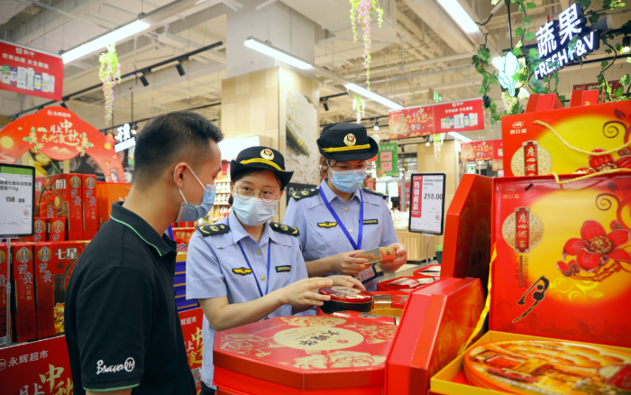 圖為8月19日，南寧市市場監(jiān)管局經(jīng)開分局執(zhí)法人員在轄區(qū)一家超市檢查月餅標識。