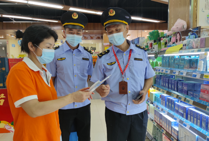 圖為8月24日，該局執(zhí)法人員在一家超市化妝品專柜檢查防曬霜質(zhì)量。