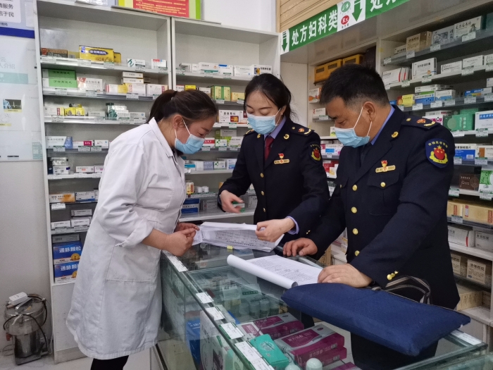 圖為督導(dǎo)組檢查藥品零售企業(yè)購買“四類藥品”實(shí)名登記情況。（才讓卓瑪 攝）