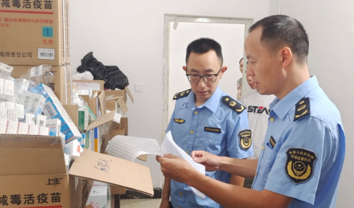 圖為新田縣市場(chǎng)監(jiān)管局執(zhí)法人員清點(diǎn)報(bào)廢疫苗實(shí)物。