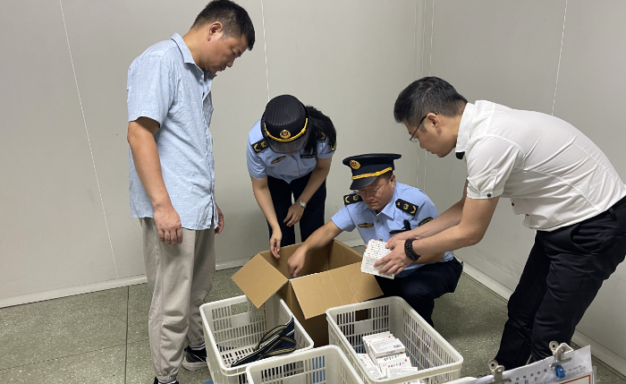 圖為山東省藥監(jiān)局執(zhí)法人員在該公司清點(diǎn)不合格藥品數(shù)量。