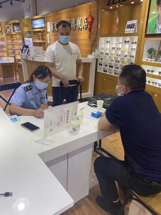 圖為執(zhí)法人員在眼鏡城檢查現(xiàn)場。