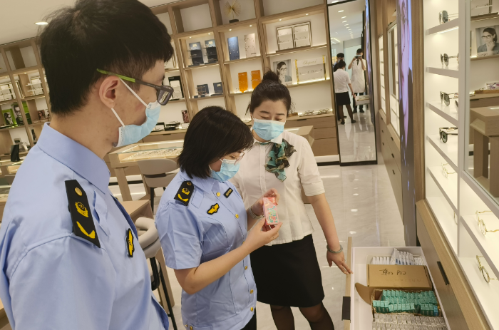 圖為該局執(zhí)法人員在眼鏡零售企業(yè)檢查在售彩色隱形眼鏡。