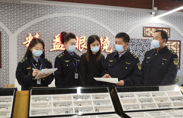 圖為該局執(zhí)法人員在一家眼鏡店檢查彩色隱形眼鏡進(jìn)貨記錄。