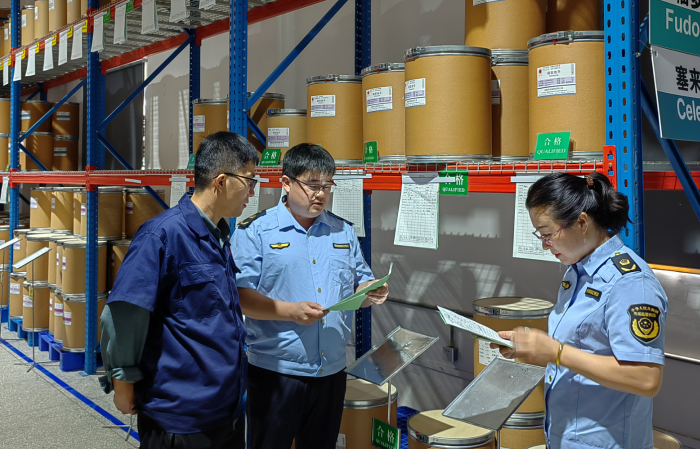 圖為第四分局執(zhí)法人員在一家藥包材使用企業(yè)檢查供貨商檔案。