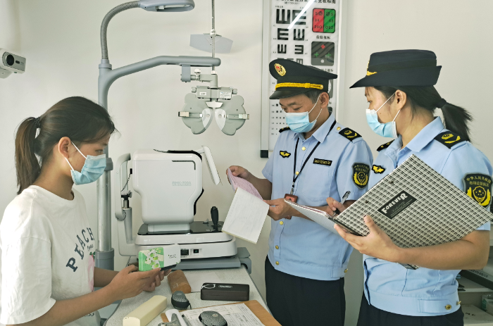 圖為該局執(zhí)法人員在一家眼鏡店檢查隱形眼鏡醫(yī)療器械注冊證。