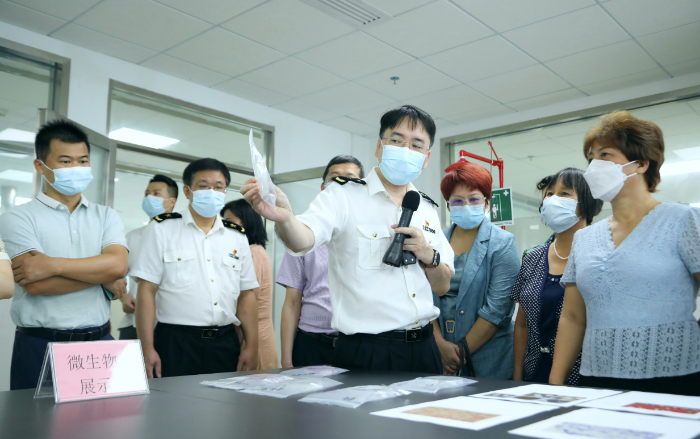圖為微生物展示區(qū)，南寧海關(guān)技術(shù)中心工作人員向公眾代表普及相關(guān)知識(shí)。