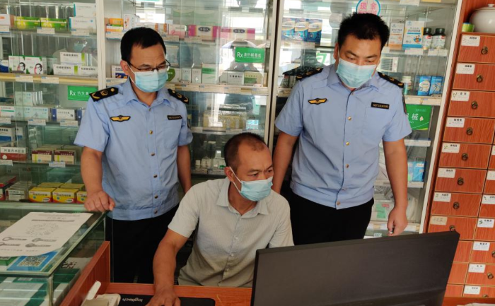 圖為該局執(zhí)法人員在一家藥店檢查“四類藥品”銷售登記。
