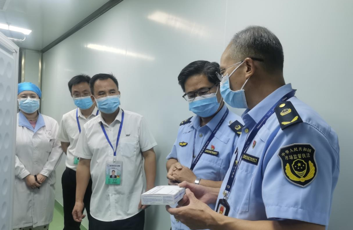 圖為該局執(zhí)法人員在一家檢測機(jī)構(gòu)檢查新型冠狀病毒核酸檢測試劑。