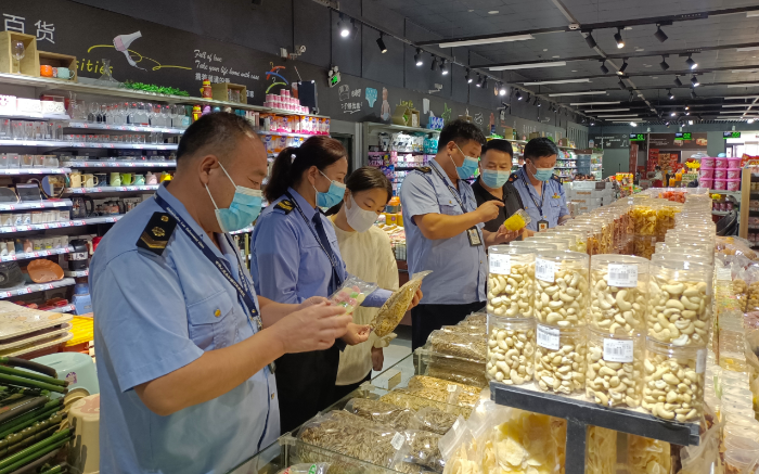 圖為該局執(zhí)法人員在一家商場(chǎng)檢查節(jié)日熱銷食品。
