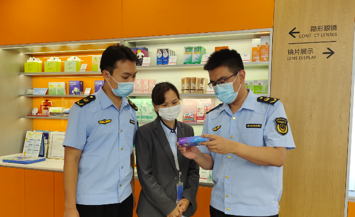 圖為山東省藥監(jiān)局執(zhí)法人員在一家隱形眼鏡經(jīng)營企業(yè)開展監(jiān)督檢查。