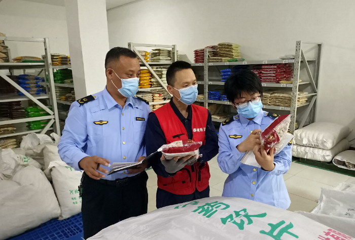 圖為第三分局檢查人員在一家中藥飲片經(jīng)營企業(yè)檢查中藥飲片標(biāo)簽。