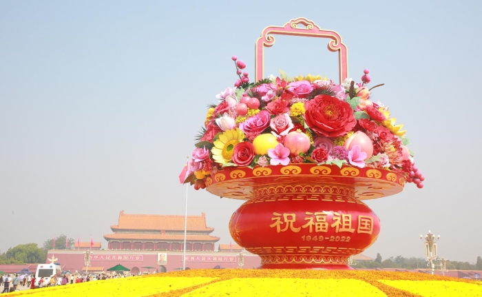 圖為“祝福祖國(guó)”巨型花果籃。