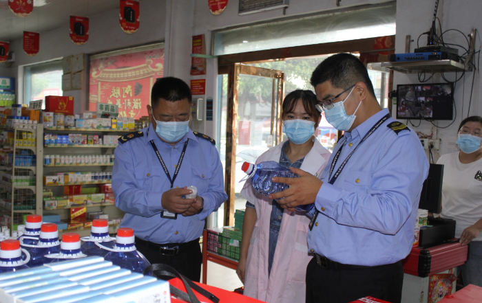 圖為10月3日，該局執(zhí)法人員在一家藥店檢查醫(yī)用酒精質(zhì)量。