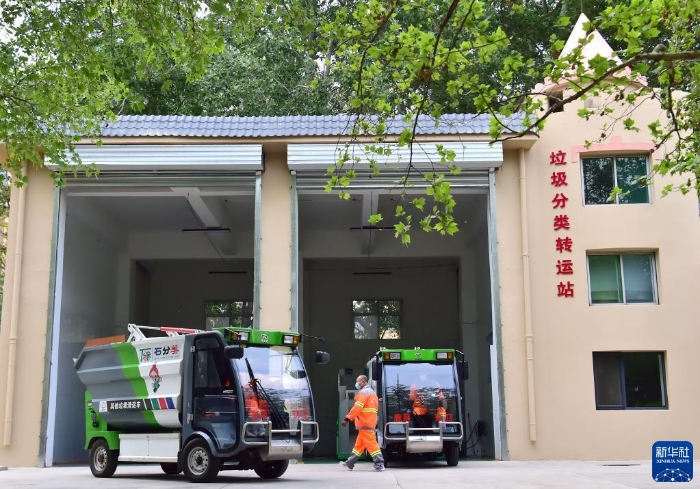 工作人員在河北省石家莊市鹿泉區(qū)鎮(zhèn)寧路上的一處垃圾分類轉(zhuǎn)運(yùn)站處理垃圾（2022年4月21日攝）。新華社記者 楊世堯 攝
