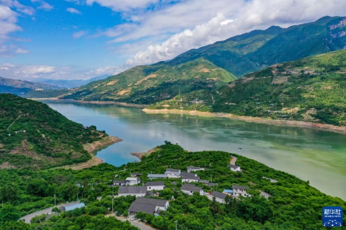 這是長江巫山段曲尺鄉(xiāng)一帶景象（2022年5月19日攝，無人機(jī)照片）。新華社記者 王全超 攝