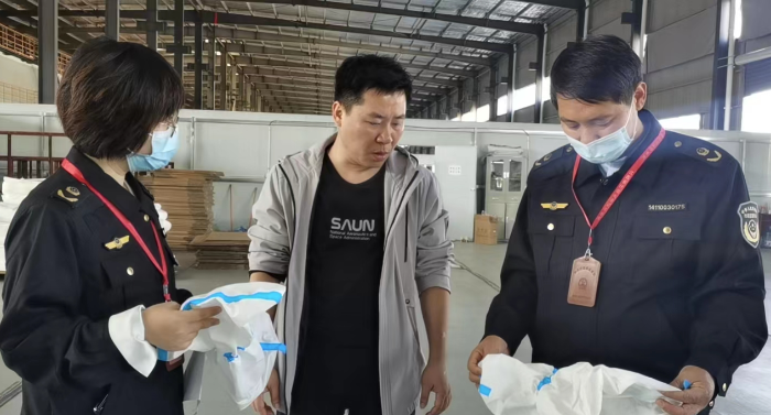 圖片為10月16日，執(zhí)法人員在生產(chǎn)車(chē)間及原料庫(kù)進(jìn)行檢查。