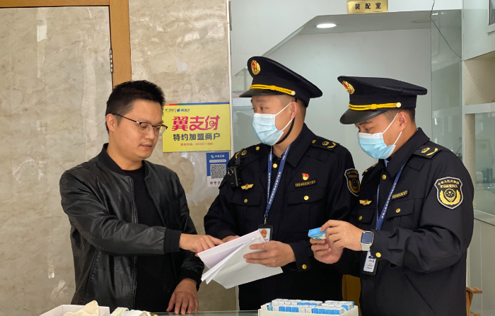 圖為該局執(zhí)法人員在一家企業(yè)檢查。