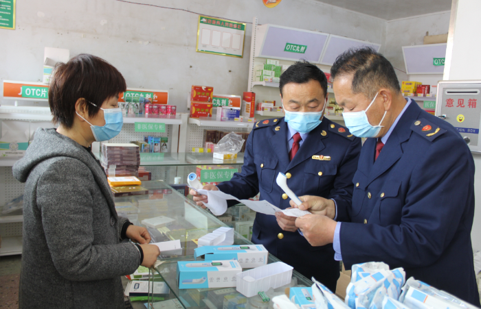 圖為該局執(zhí)法人員在一藥店檢查醫(yī)療器械質(zhì)量和進(jìn)貨渠道。