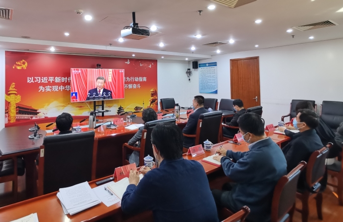 圖為北京市藥品監(jiān)督管理局組織全體黨員干部集中觀看中國共產(chǎn)黨第二十次全國代表大會(huì)開幕會(huì)。(郭平川攝）