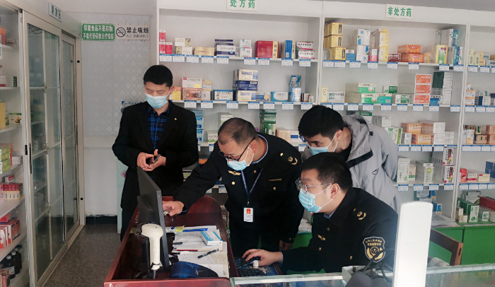 圖為明光市市場監(jiān)管局工作人員對一家藥店開展監(jiān)督檢查。