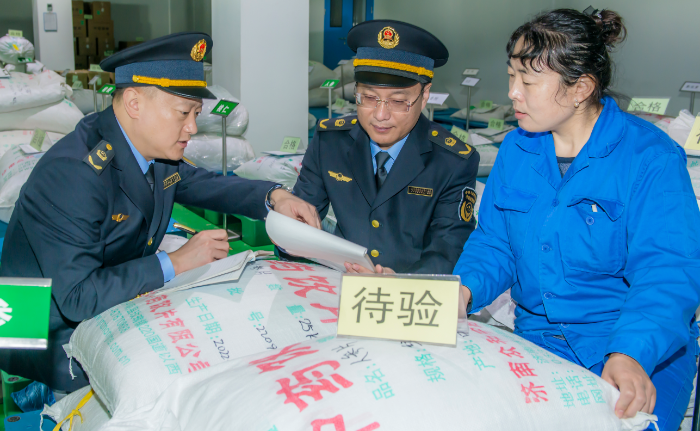 圖為第四分局執(zhí)法人員在一家企業(yè)中藥飲片倉庫原料檢驗(yàn)區(qū)進(jìn)行檢查。