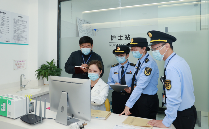 圖為11月1日，該局聯(lián)合縣委網(wǎng)信辦，對醫(yī)療美容單位利用網(wǎng)絡(luò)手段進行虛假宣傳、醫(yī)療器械維護等情況進行檢查。