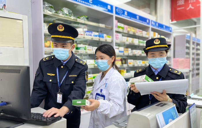 圖為該局執(zhí)法人員在一家藥店檢查經(jīng)銷(xiāo)的感冒藥。