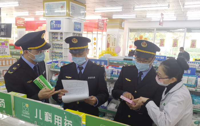 圖為蚌埠市市場監(jiān)管局執(zhí)法人員在一家藥店檢查。