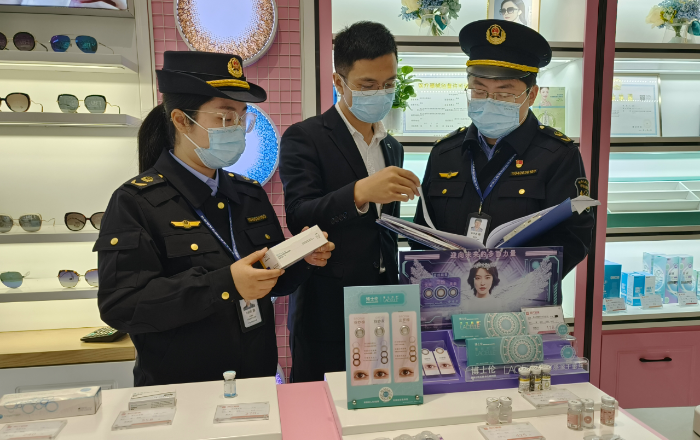 圖為該局執(zhí)法人員在一家眼鏡銷售店對裝飾性彩色隱形眼鏡經(jīng)營情況進(jìn)行現(xiàn)場核查。