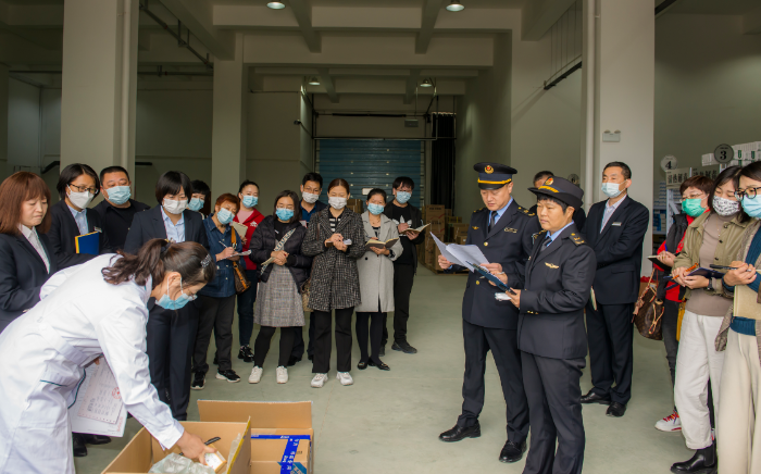 圖片為示范企業(yè)質(zhì)量負責(zé)人詳細講解藥品質(zhì)量管理建設(shè)情況并現(xiàn)場操作演示。
