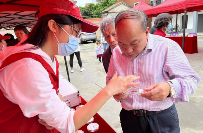 圖為廈門市食品藥品質(zhì)量檢驗研究院工作人員向群眾科普安全用藥相關(guān)知識。