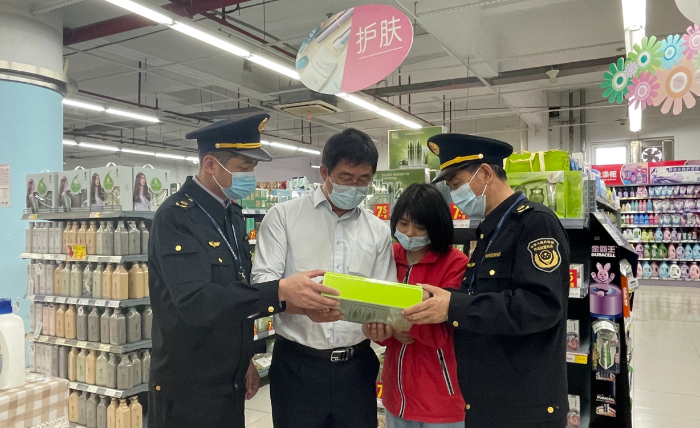 圖為該局監(jiān)管執(zhí)法人員在一家大中型商超檢查在售化妝品。
