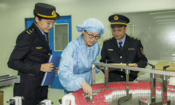 圖為第四分局執(zhí)法人員在一家企業(yè)生產(chǎn)車間進(jìn)行檢查。